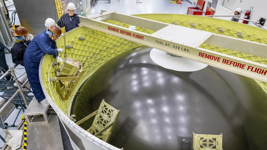 Técnicos instalam o K-Rad Cube, CubeSat da Coreia, na estrutura do foguete Artemis II, no Kennedy Space Center.