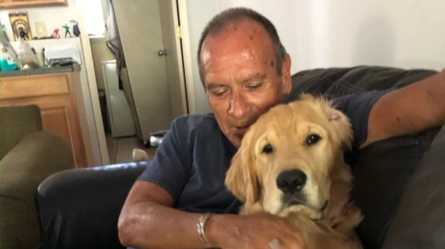 Franklin e Sam, cão que ele tentou salvar de incêndio no Havaí