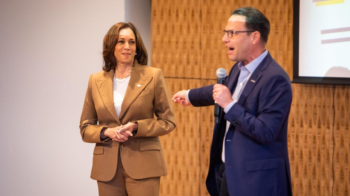 Kamala Harris ao lado do governador Shapiro