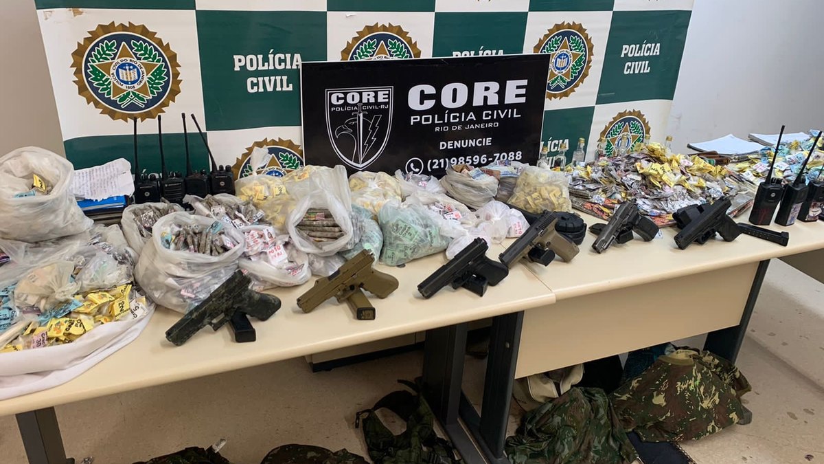 Polícia apreendeu drogas, uma granada, seis pistolas, carregadores, munições, rádios transmissores e roupas