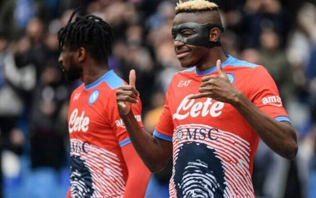 Com gols de Osimhen e Pablo Mari expulso, Napoli vence Udinese