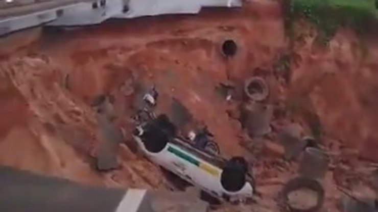Vídeo: cratera “engole” veículos em rodovia e mata uma pessoa