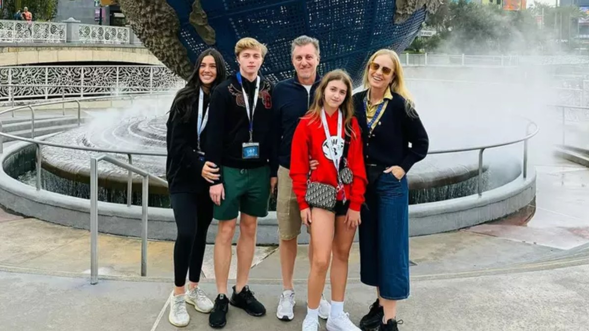 Apesar da exposição da influenciadora-mirim, a família se mantém distante de polêmicas.