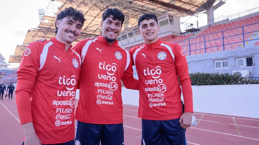 Maurício, Gustavo Gómez e Sosa no treino da seleção paraguaia