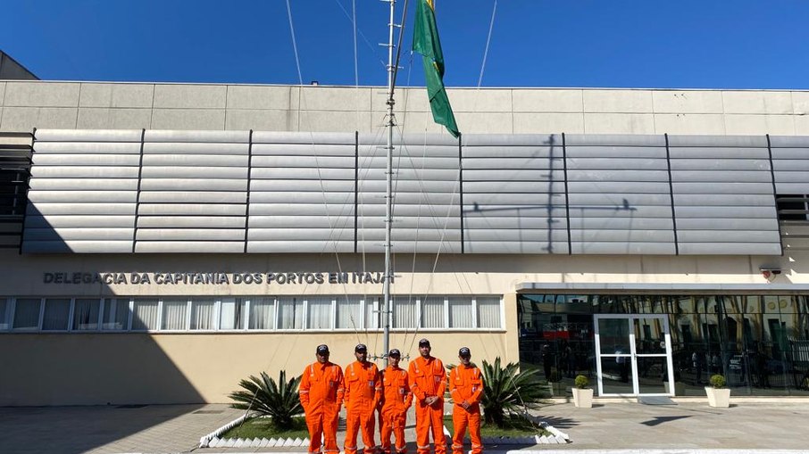 Tripulantes chegaram na manhã deste domingo (18) ao Porto de Itajaí 