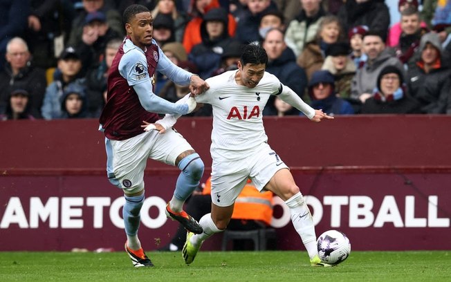 Konsa (à esquerda) tenta evitar que o sul-coreano Son leve o Tottenham ao ataque 