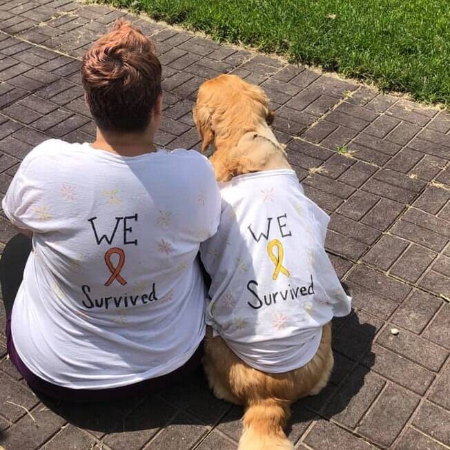 Cadela e dona superam câncer juntos e fazem camisetas combinando