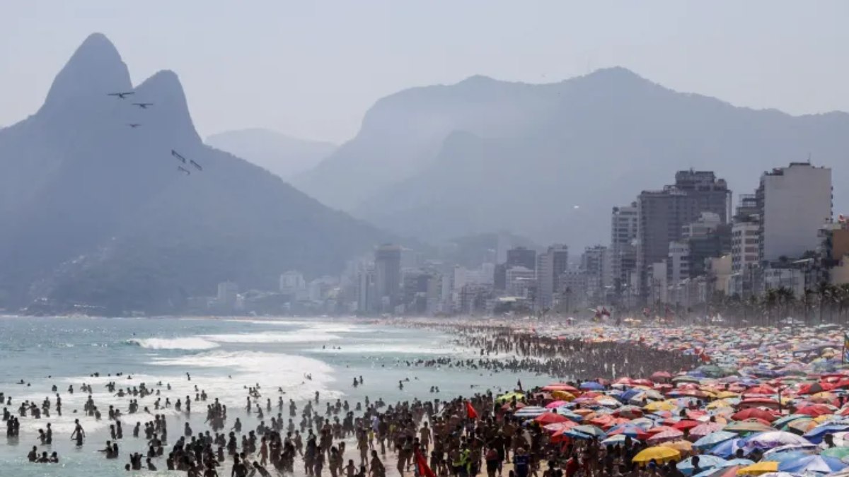 Praia de Ipanema, na zona sul do Rio, ficou lotada no último domingo (12).