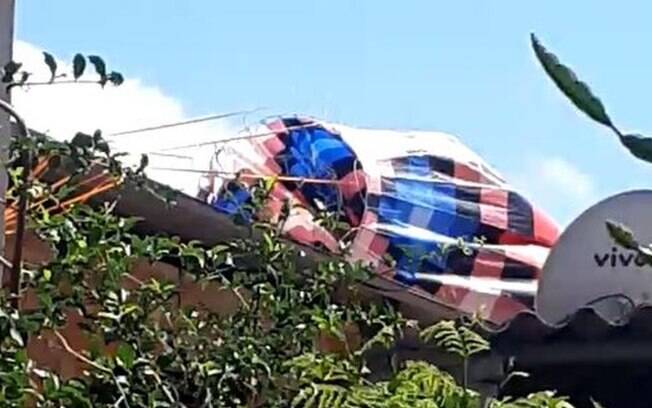 Balões caem na Vila Ipê e um se enrosca em fiação elétrica