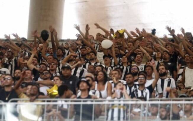 VÍDEO: Torcida do Botafogo grita 'torcida de teatro' em direção a do Flamengo após vitória