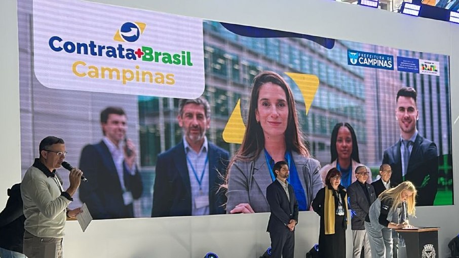 Adriana Flosi durante assinatura do Contrata+Brasil