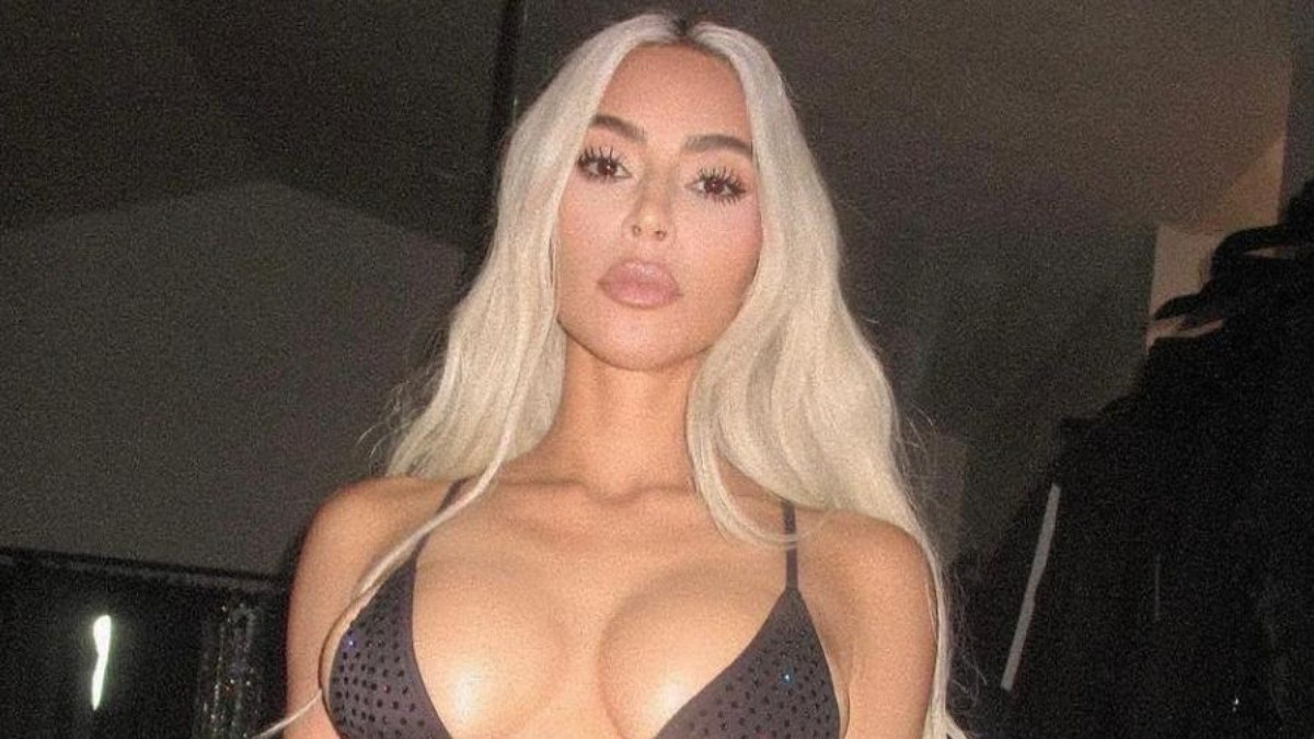 Kim Kardashian exibe corpão com biquíni cavado e fio dental