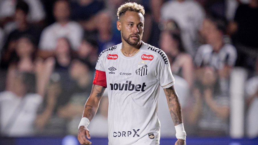 Neymar durante o duelo com o Coritiba