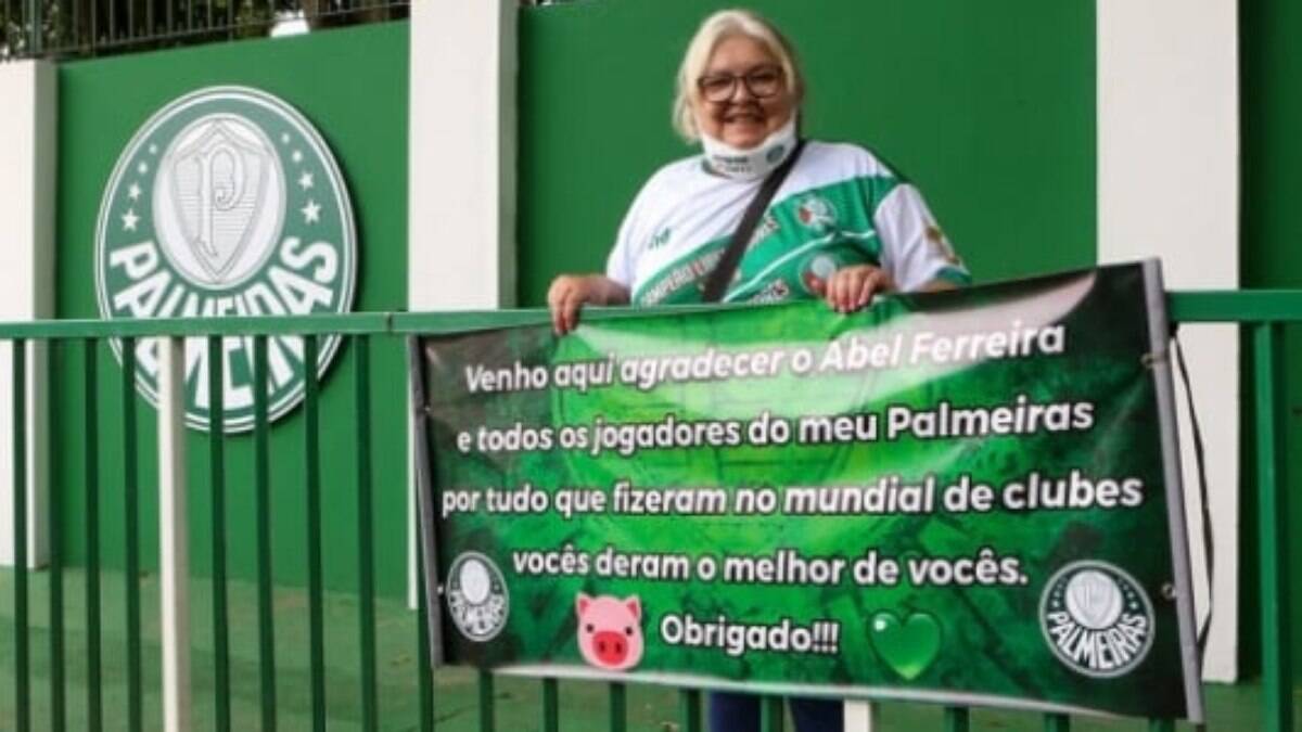 Torcedora do Palmeiras leva faixa em homenagem aos jogadores e ganha a atenção de Abel Ferreira