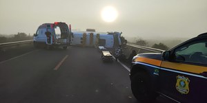 Vídeo: acidente entre van de prefeitura e carro deixa 11 feridos