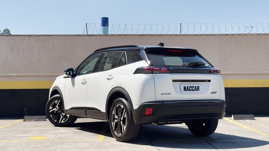 Traseira do Peugeot 2008 GT Hybrid mantém lanternas em LED e visual sofisticado.