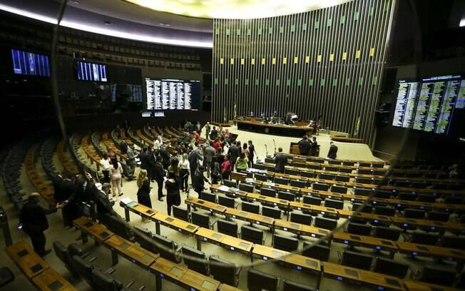 Câmara dos Deputados aprovou nesta segunda o aumento dado a policiais e bombeiros do DF antes do congelamento de reajuste