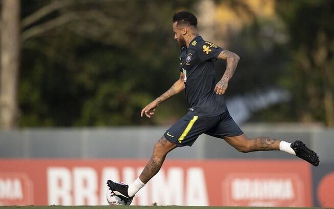 Neymar treina com a seleção brasileira