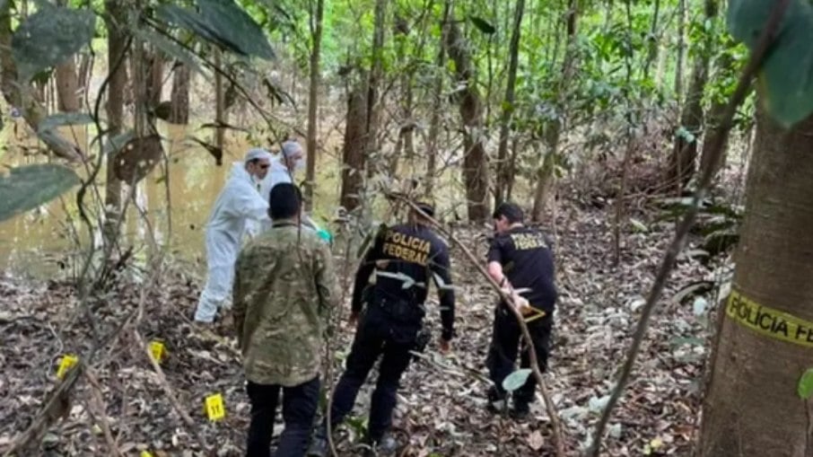 Policiais federais isolam a área onde foram achados os pertences de Bruno Pereira, indigenista desaparecido no Vale do Javari