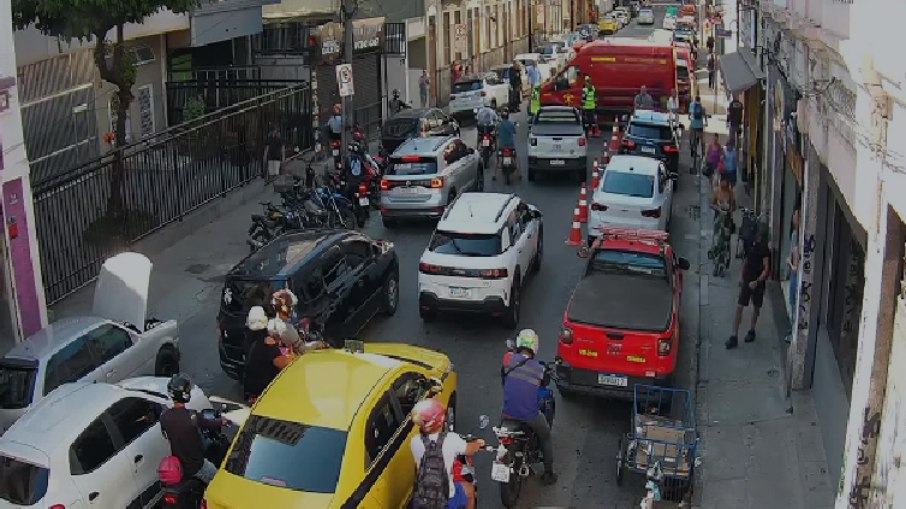 Rua Tavares Bastos foi interditada para o trabalho das equipes de resgate Rua Tavares Bastos foi interditada para o trabalho das equipes de resgate