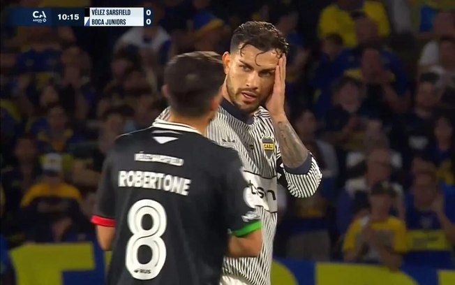 Árbitro Sebastián Zunino participou do minuto de aplausos Árbitro Sebastián Zunino participou do minuto de aplausos