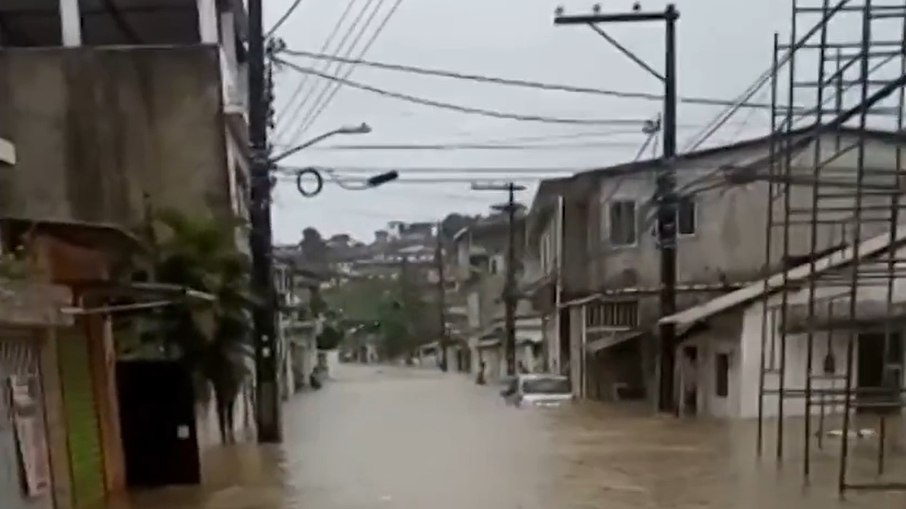 Chuvas no Grande Recife causam estragos e mortes neste sábado