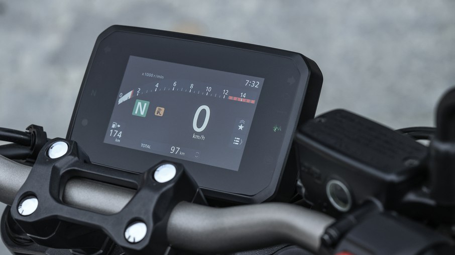 Honda CB650R E-Clutch 2027 tem painel TFT colorido de 5 polegadas com diferentes modos de visualização
