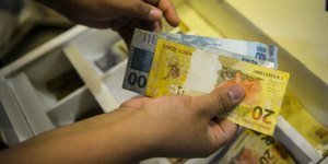 Prazo para saque do abono salarial acaba nesta segunda (29)