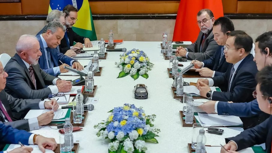 Lula se reúne com representantes de empresas chinesas Lula se reúne com representantes de empresas chinesas