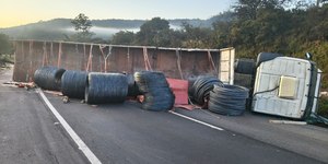 Acidente interdita Fernão Dias e deixa motorista morto em MG