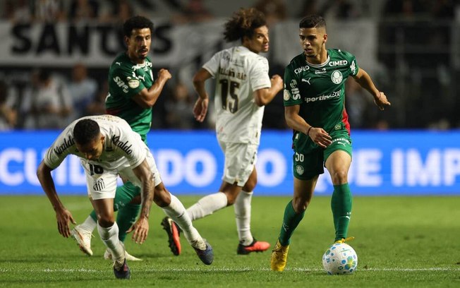 Murilo em ação pelo Palmeiras no clássico contra o Santos