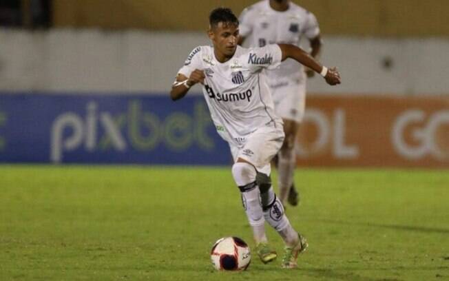 Santos anuncia a renovação de contrato com Wesllley Patati