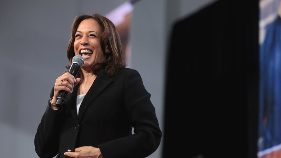 Kamala Harris é apontada como possível indicação dos Democratas para substituir Joe Biden nas eleições norte-americanas