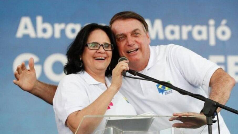 Ministra da Mulher, Damares Alves, ao lado do presidente Jair Bolsonaro