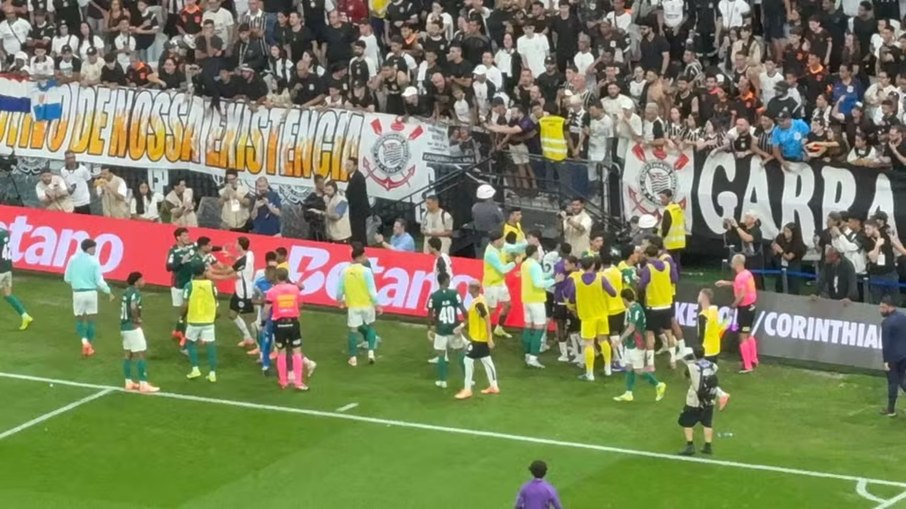 Confusão em Corinthians x Palmeiras, após o gol de Flaco López