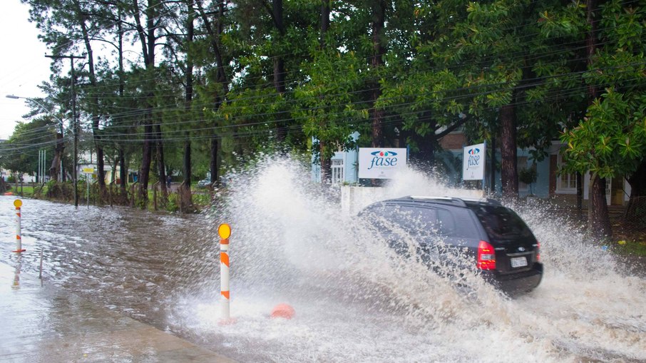 Alagamento na avenida Padre Cacique, em Porto Alegre (RS), devido a chuva que atinge a cidade na manhã desta segunda-feira Alagamento na avenida Padre Cacique, em Porto Alegre (RS), devido a chuva que atinge a cidade na manhã desta segunda-feira