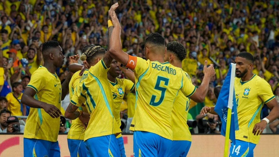 Jogadores da seleção brasileira comemoram gol contra o Panamá