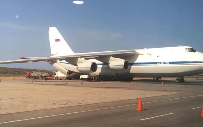 Avião russo que desembarcou em Caracas, na Venezuela, teria feito uma parada na Síria