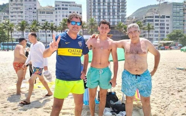 Felipe, Gastón e Eduardo, torcedores do Boca Juniors, chegaram ao Rio e 'se aquecem' para a final curtindo o sol  de Copacabana