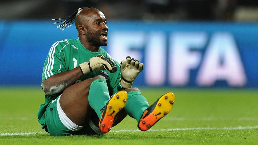 Kidiaba dançando durante a vitória do Mazembe sobre o Inter