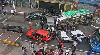 Pelo menos 7 pessoas ficam feridas em grave acidente em Niterói