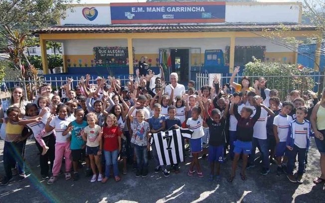 Castro visita terra natal de Garrincha e conversa com alunos da Escola Municipal que leva o nome do ídolo