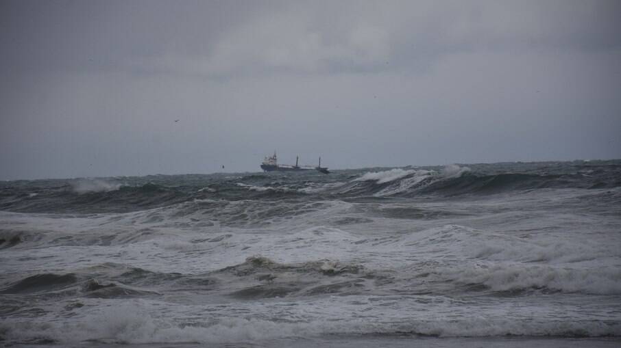 Na foto: a área do mar negro onde o navio de carga afundou