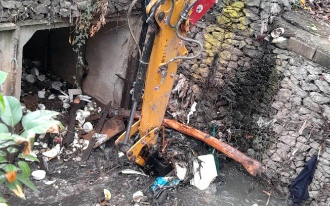 Prefeitura de Guarulhos limpa córregos e valas após temporal