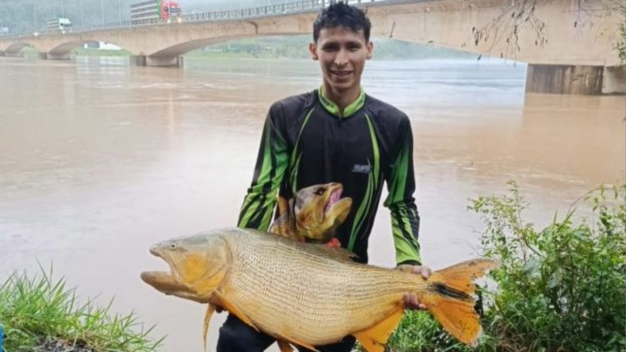 Jovem fisga dourado de 19 kg em Santa Catarina Jovem fisga dourado de 19 kg em Santa Catarina