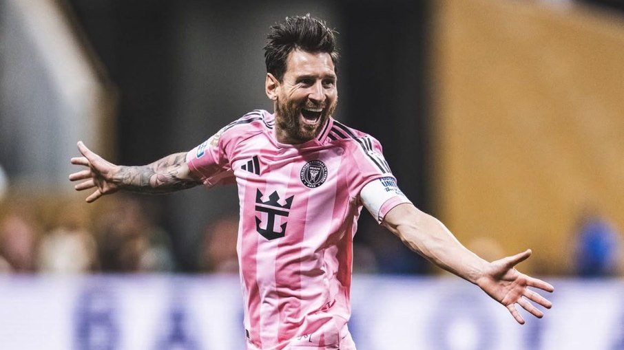Na cola de CR7, Messi recebe oferta e pode jogar até os 41 anos Na cola de CR7, Messi recebe oferta e pode jogar até os 41 anos