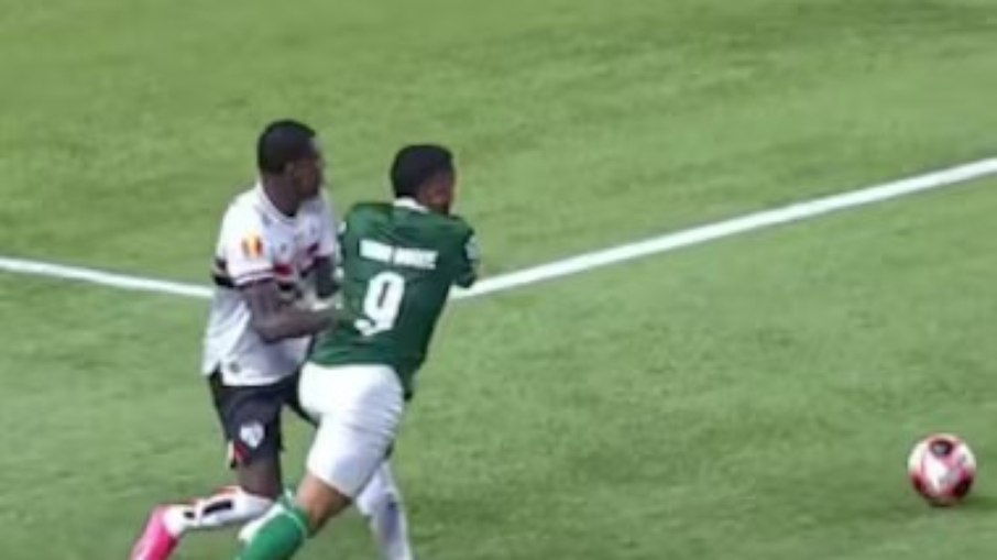 Pênalti em Vitor Roque gerou polêmica no clássico Pênalti em Vitor Roque gerou polêmica no clássico