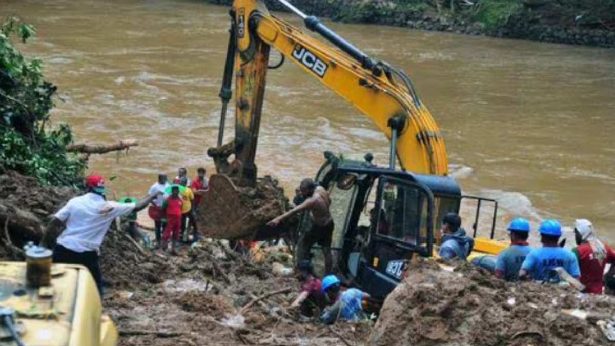 Operação de resgate em andamento em uma área afetada por enchentes em Kerala, na Índia