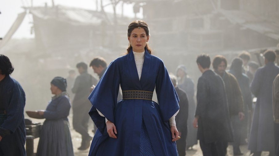 Moiraine Damodred (Rosamund Pike) em cena da segunda temporada de  A Roda do Tempo