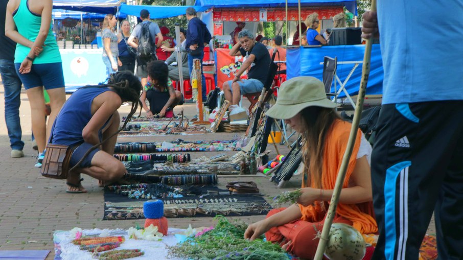 Diversos tipos de artesanatos à venda na tradicional Feira Hippie